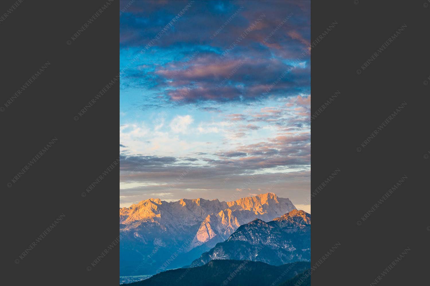 Blick über Garmisch-Partenkirchen und Kramer zum Zugspitzmassiv - Der Himmel tut sich auf 2:3  -- Garmisch-Partenkirchen mit Wetterstein - mehr Infos bei www.Kriner-Weiermann.de