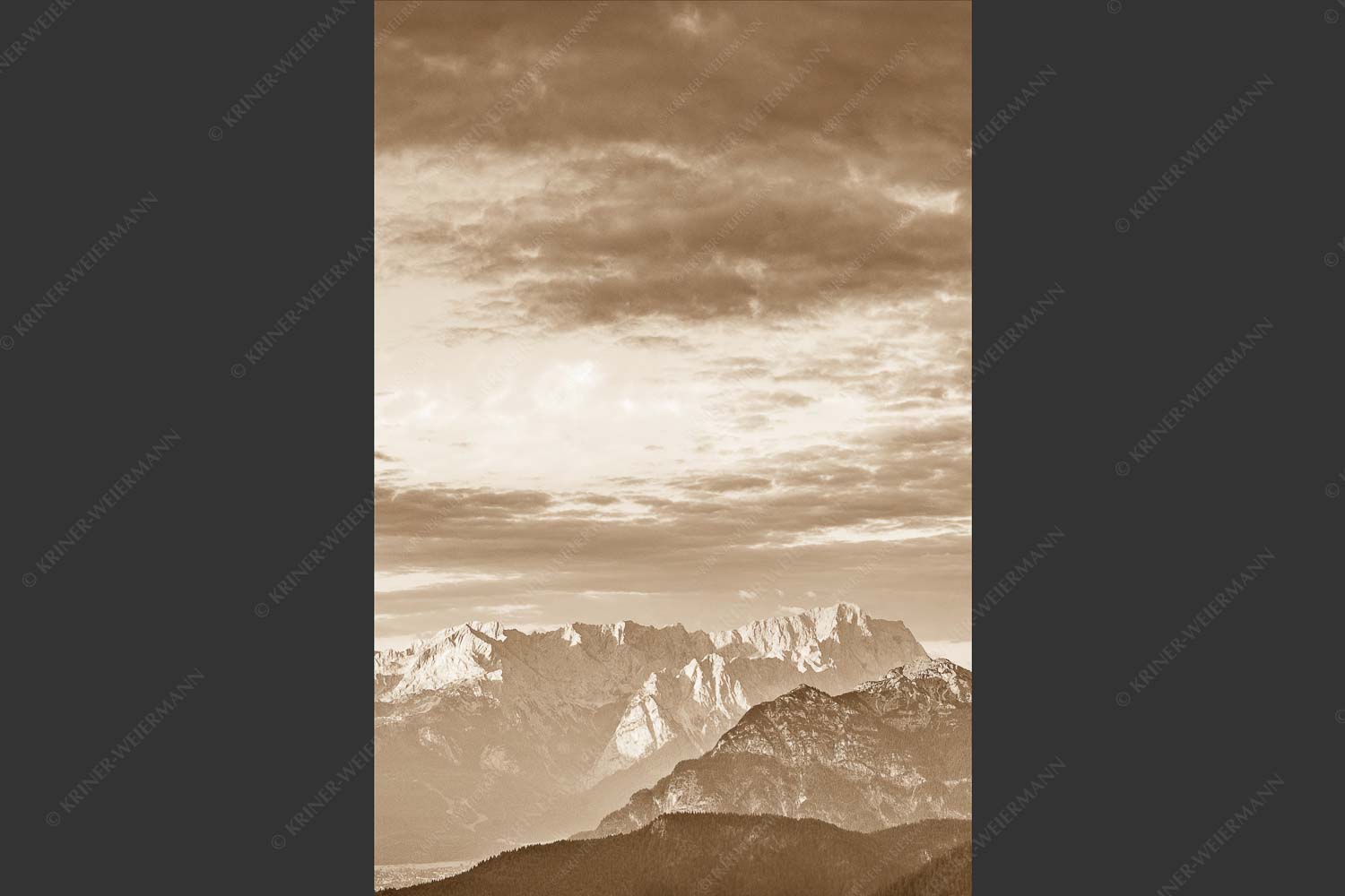 Blick über Garmisch-Partenkirchen und Kramer zum Zugspitzmassiv - Der Himmel tut sich auf 2:3 sepia -- Garmisch-Partenkirchen mit Wetterstein - mehr Infos bei www.Kriner-Weiermann.de