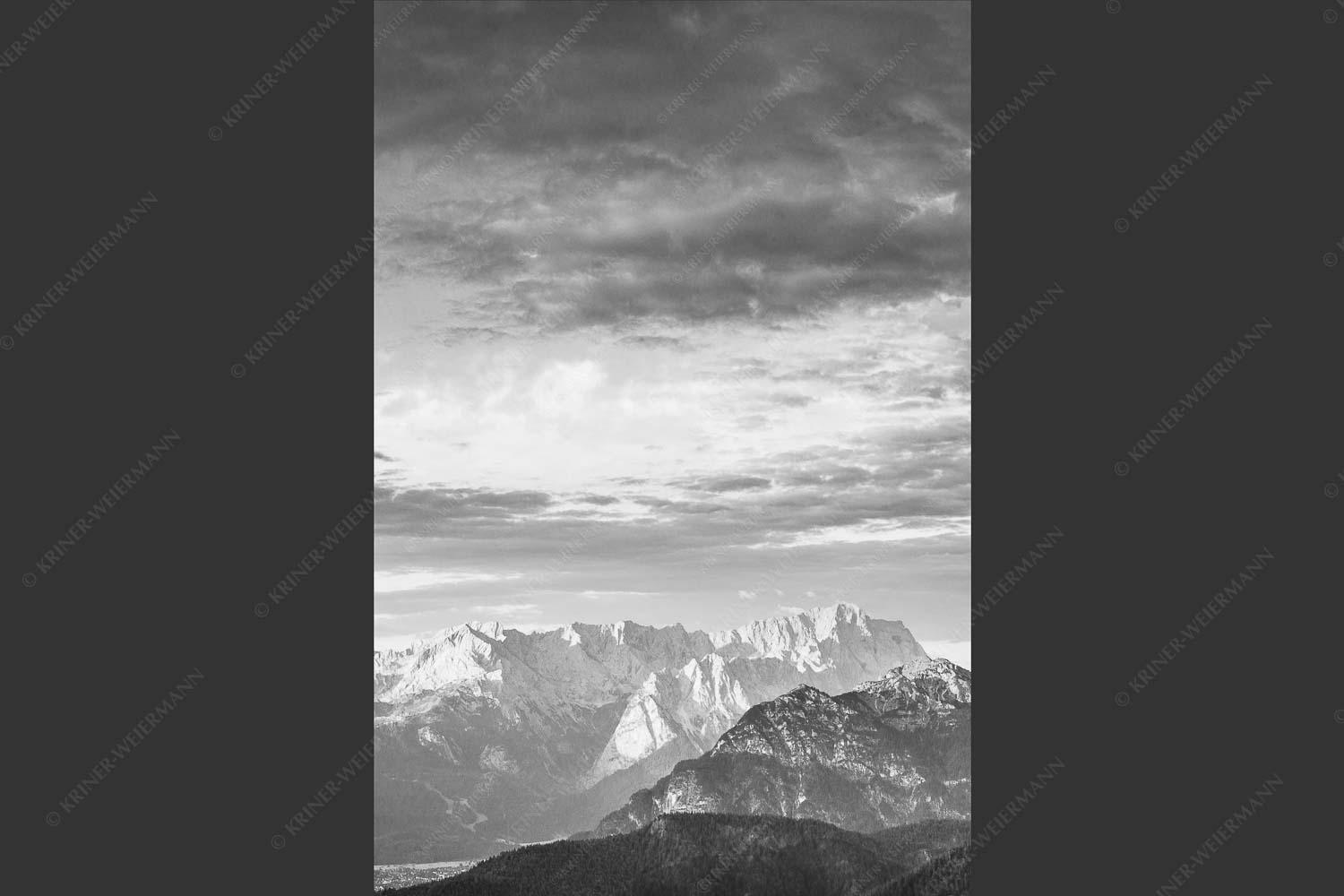 Blick über Garmisch-Partenkirchen und Kramer zum Zugspitzmassiv - Der Himmel tut sich auf 2:3 sw -- Garmisch-Partenkirchen mit Wetterstein - mehr Infos bei www.Kriner-Weiermann.de