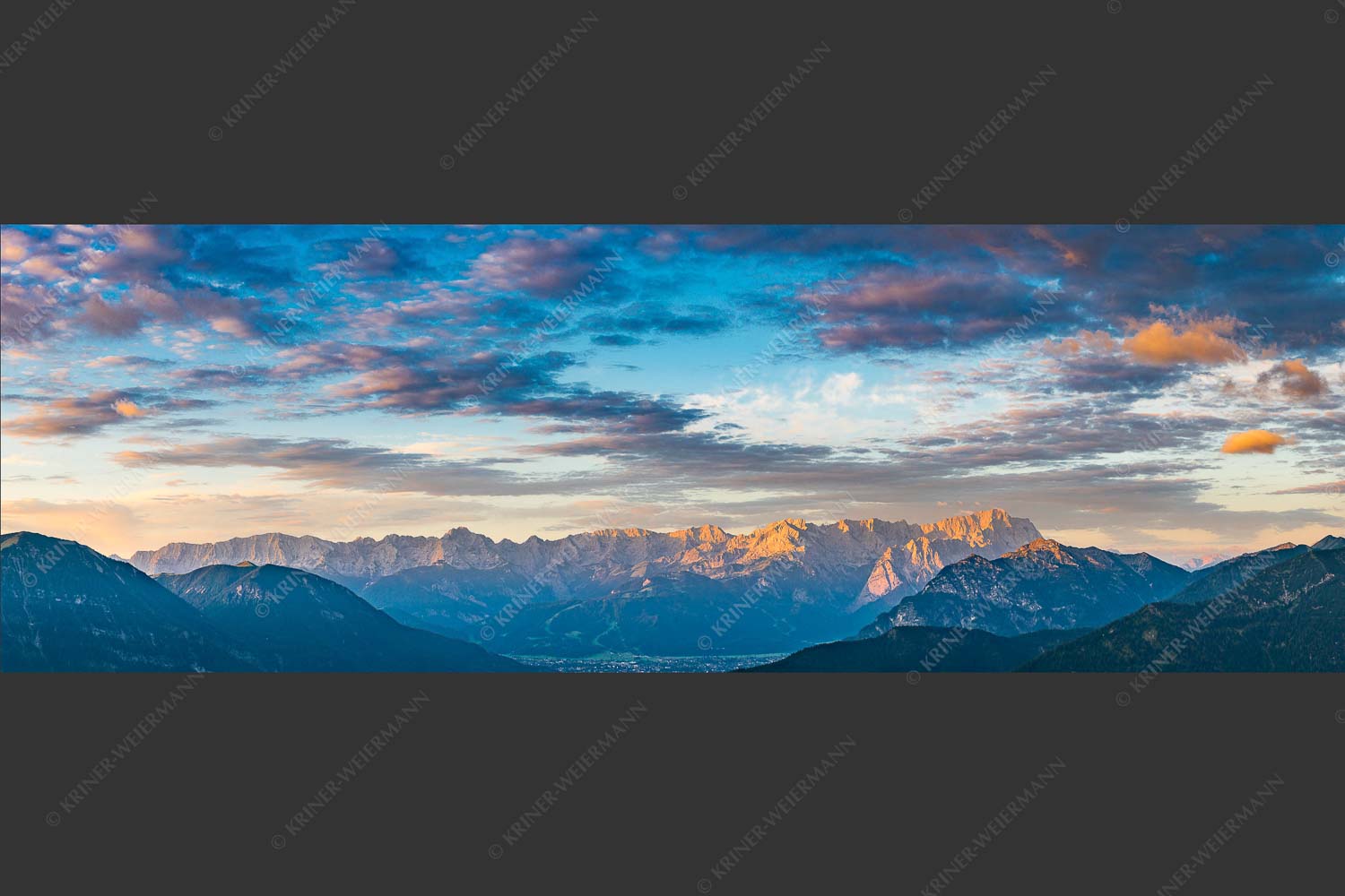 Blick über Garmisch-Partenkirchen und Kramer zum Zugspitzmassiv - Der Himmel tut sich auf 3:1  -- Garmisch-Partenkirchen mit Wetterstein - mehr Infos bei www.Kriner-Weiermann.de