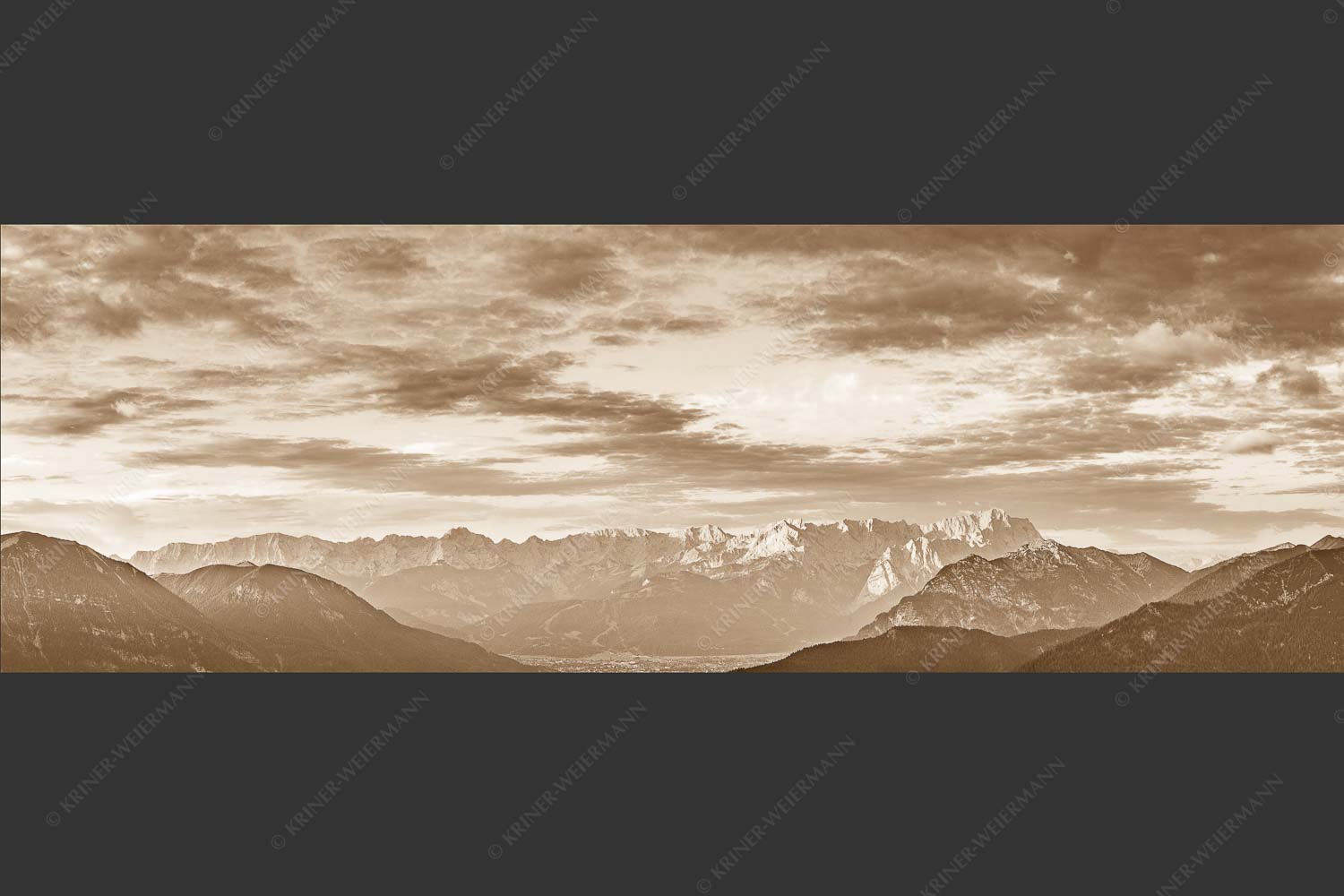 Blick über Garmisch-Partenkirchen und Kramer zum Zugspitzmassiv - Der Himmel tut sich auf 3:1 sepia -- Garmisch-Partenkirchen mit Wetterstein - mehr Infos bei www.Kriner-Weiermann.de