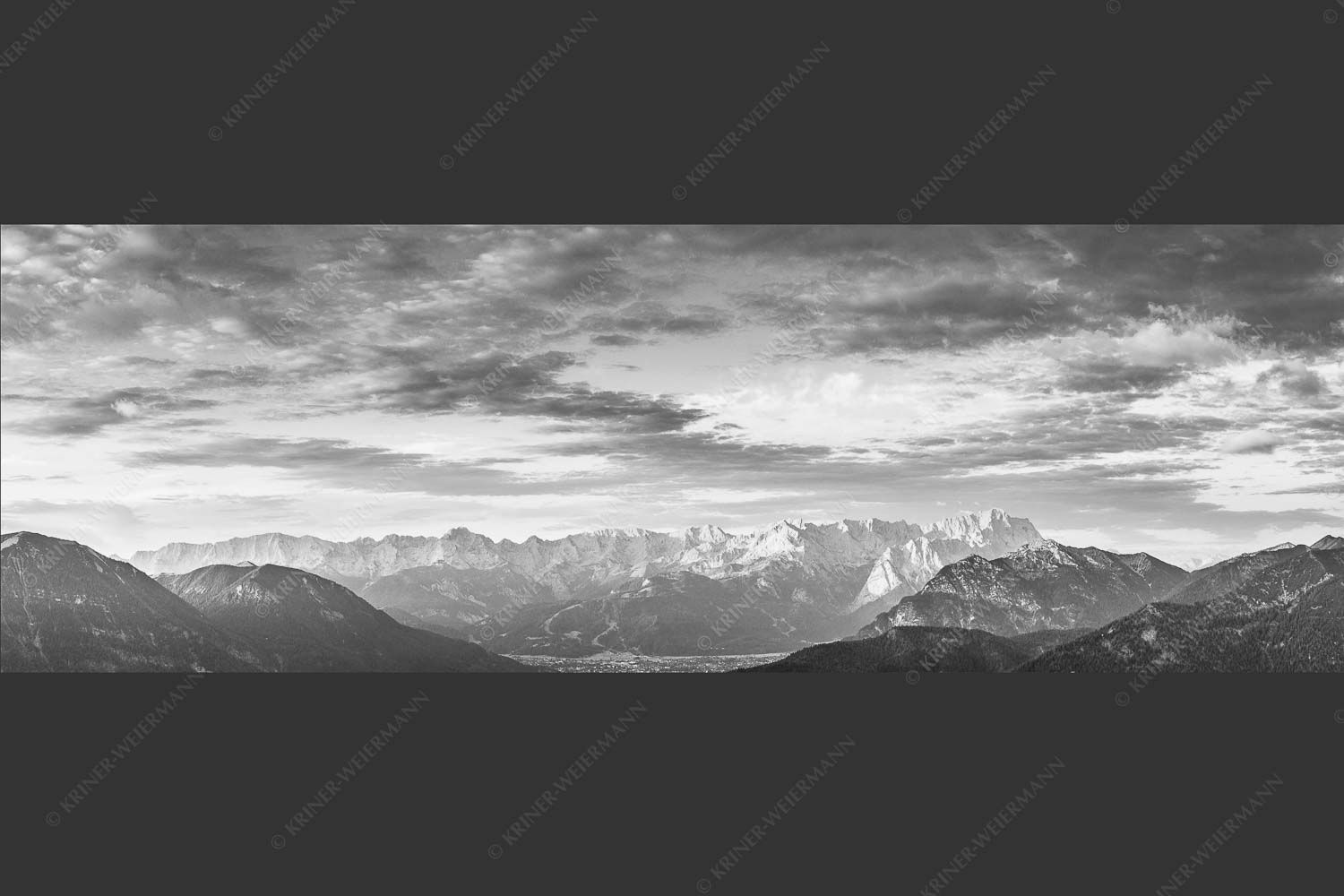 Blick über Garmisch-Partenkirchen und Kramer zum Zugspitzmassiv - Der Himmel tut sich auf 3:1 sw -- Garmisch-Partenkirchen mit Wetterstein - mehr Infos bei www.Kriner-Weiermann.de