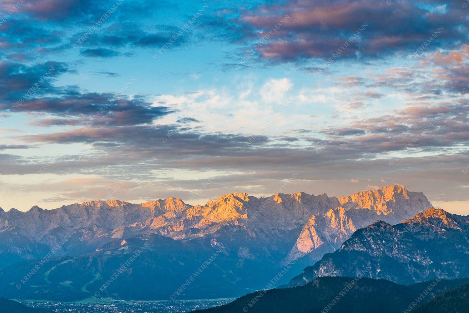 Blick über Garmisch-Partenkirchen und Kramer zum Zugspitzmassiv - Der Himmel tut sich auf 3:2  -- Garmisch-Partenkirchen mit Wetterstein - mehr Infos bei www.Kriner-Weiermann.de