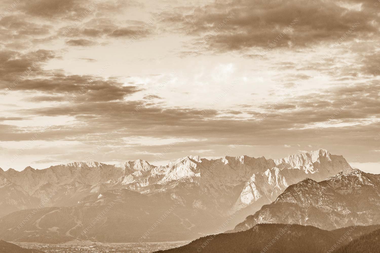 Blick über Garmisch-Partenkirchen und Kramer zum Zugspitzmassiv - Der Himmel tut sich auf 3:2 sepia -- Garmisch-Partenkirchen mit Wetterstein - mehr Infos bei www.Kriner-Weiermann.de