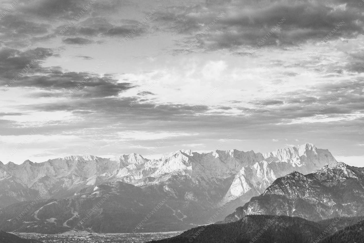 Blick über Garmisch-Partenkirchen und Kramer zum Zugspitzmassiv - Der Himmel tut sich auf 3:2 sw -- Garmisch-Partenkirchen mit Wetterstein - mehr Infos bei www.Kriner-Weiermann.de