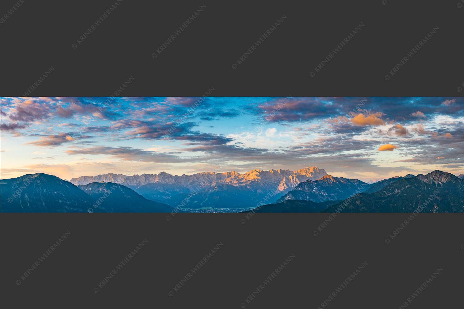 Blick über Garmisch-Partenkirchen und Kramer zum Zugspitzmassiv - Der Himmel tut sich auf 4:1  -- Garmisch-Partenkirchen mit Wetterstein - mehr Infos bei www.Kriner-Weiermann.de