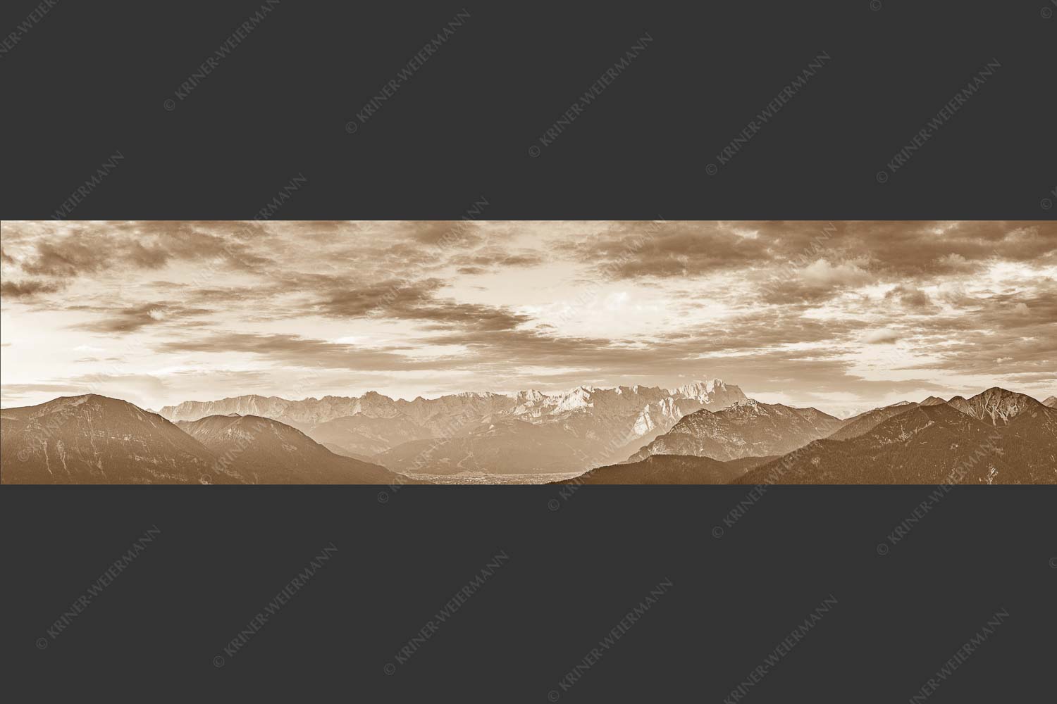 Blick über Garmisch-Partenkirchen und Kramer zum Zugspitzmassiv - Der Himmel tut sich auf 4:1 sepia -- Garmisch-Partenkirchen mit Wetterstein - mehr Infos bei www.Kriner-Weiermann.de