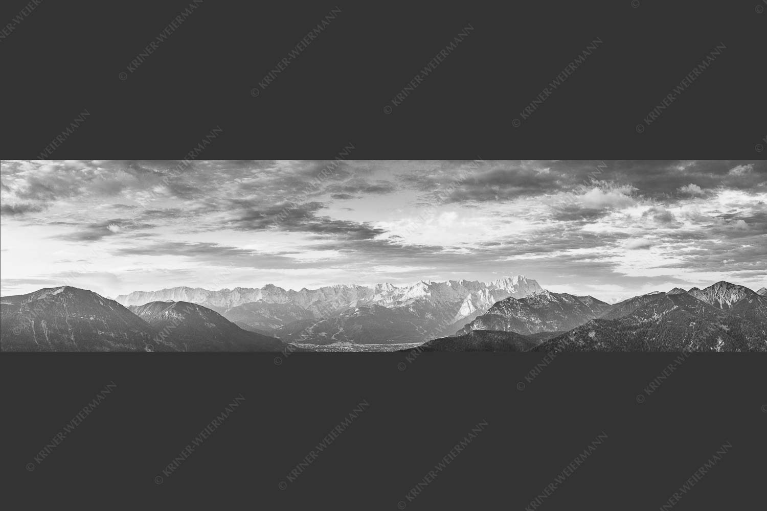 Blick über Garmisch-Partenkirchen und Kramer zum Zugspitzmassiv - Der Himmel tut sich auf 4:1 sw -- Garmisch-Partenkirchen mit Wetterstein - mehr Infos bei www.Kriner-Weiermann.de
