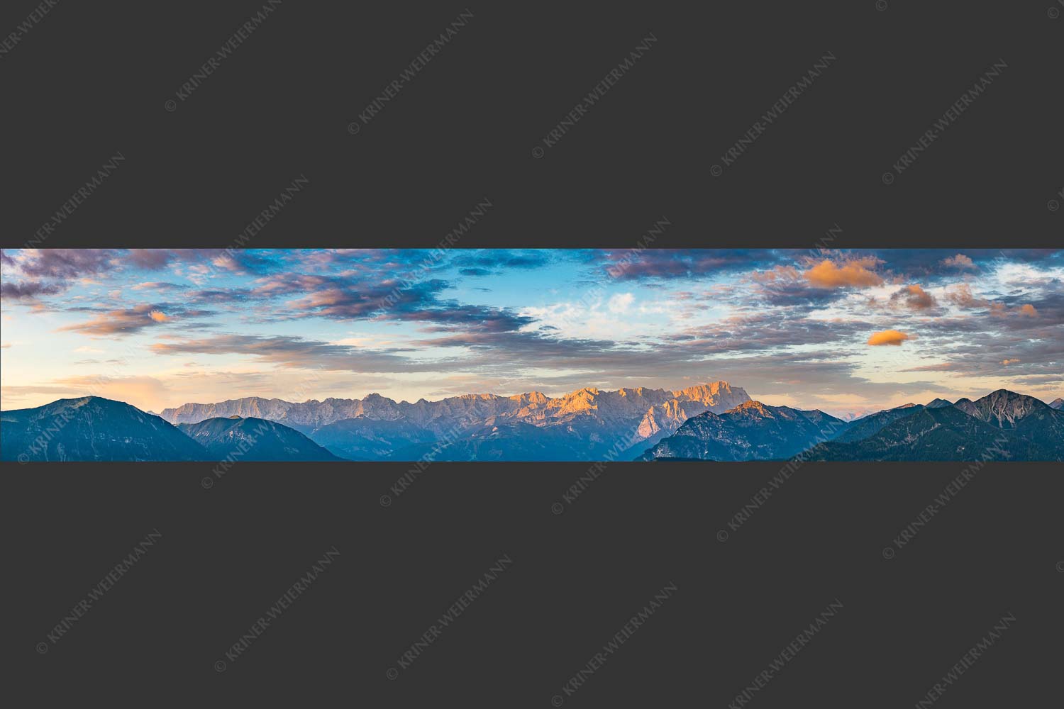 Blick über Garmisch-Partenkirchen und Kramer zum Zugspitzmassiv - Der Himmel tut sich auf 5:1  -- Garmisch-Partenkirchen mit Wetterstein - mehr Infos bei www.Kriner-Weiermann.de