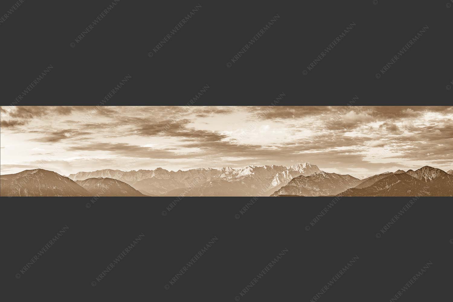 Blick über Garmisch-Partenkirchen und Kramer zum Zugspitzmassiv - Der Himmel tut sich auf 5:1 sepia -- Garmisch-Partenkirchen mit Wetterstein - mehr Infos bei www.Kriner-Weiermann.de