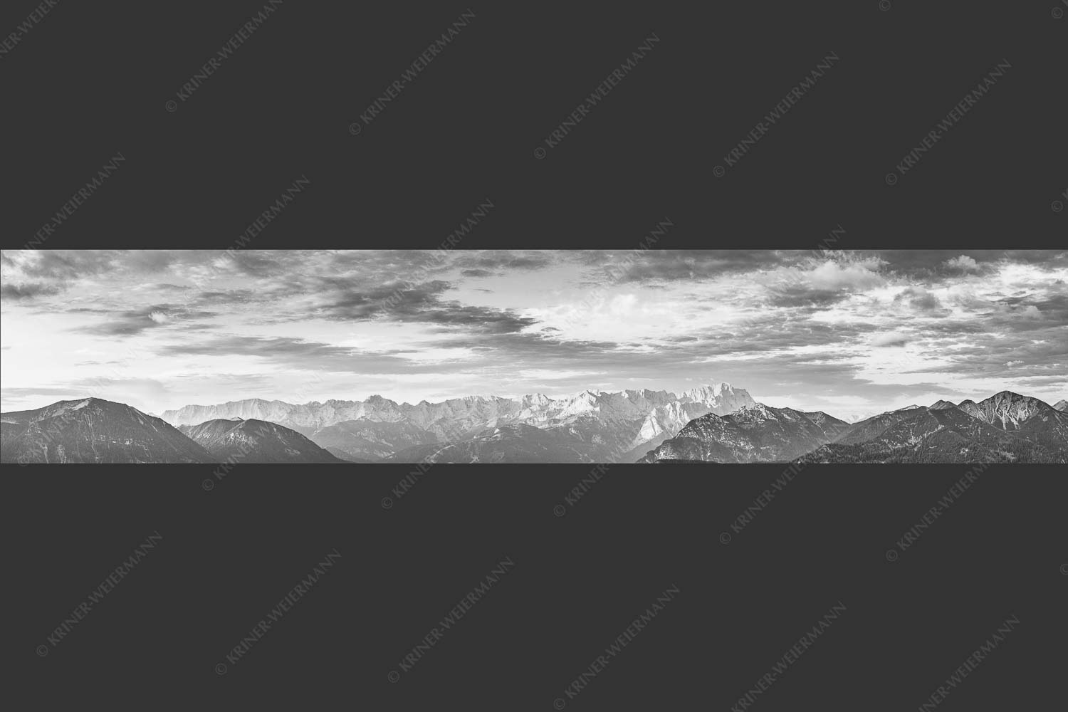 Blick über Garmisch-Partenkirchen und Kramer zum Zugspitzmassiv - Der Himmel tut sich auf 5:1 sw -- Garmisch-Partenkirchen mit Wetterstein - mehr Infos bei www.Kriner-Weiermann.de