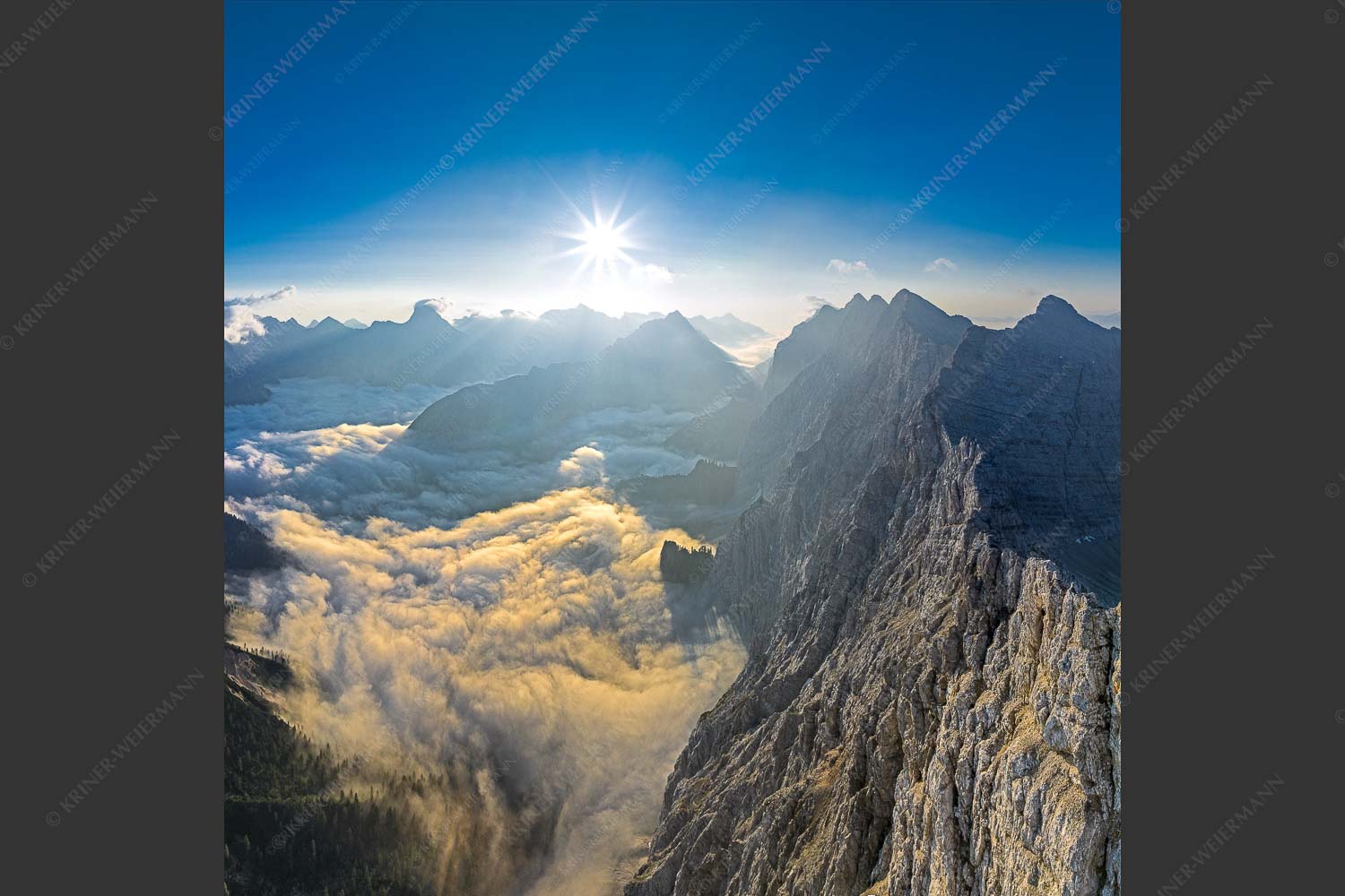 Bergsteiger auf dem Gipfel der Kaskarspitze blickt ins Karwendelgebirge - Der Mensch ist klein 1:1  -- Kaskarspitze im Karwendel - mehr Infos bei www.Kriner-Weiermann.de