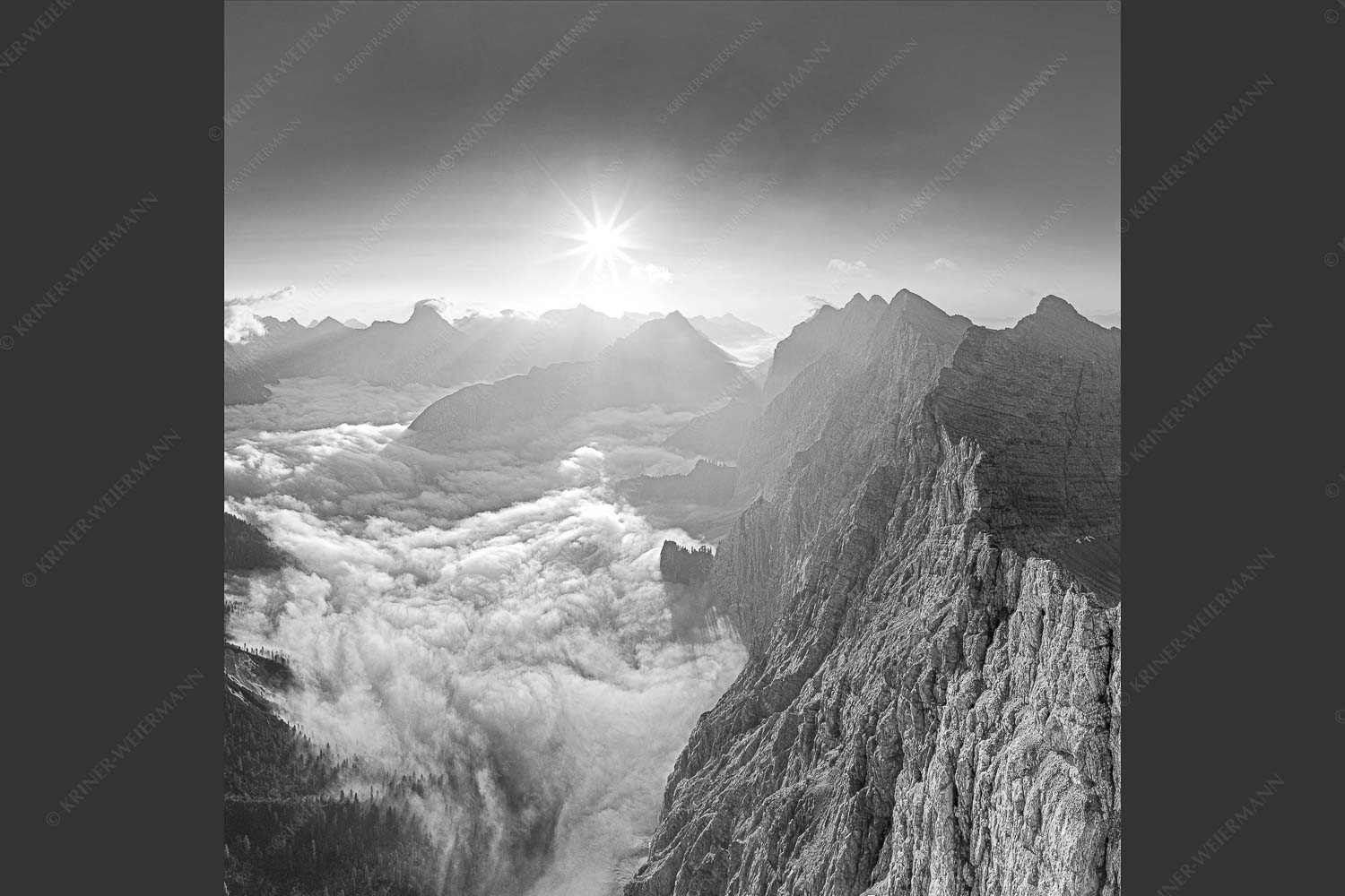 Bergsteiger auf dem Gipfel der Kaskarspitze blickt ins Karwendelgebirge - Der Mensch ist klein 1:1 sw -- Kaskarspitze im Karwendel - mehr Infos bei www.Kriner-Weiermann.de