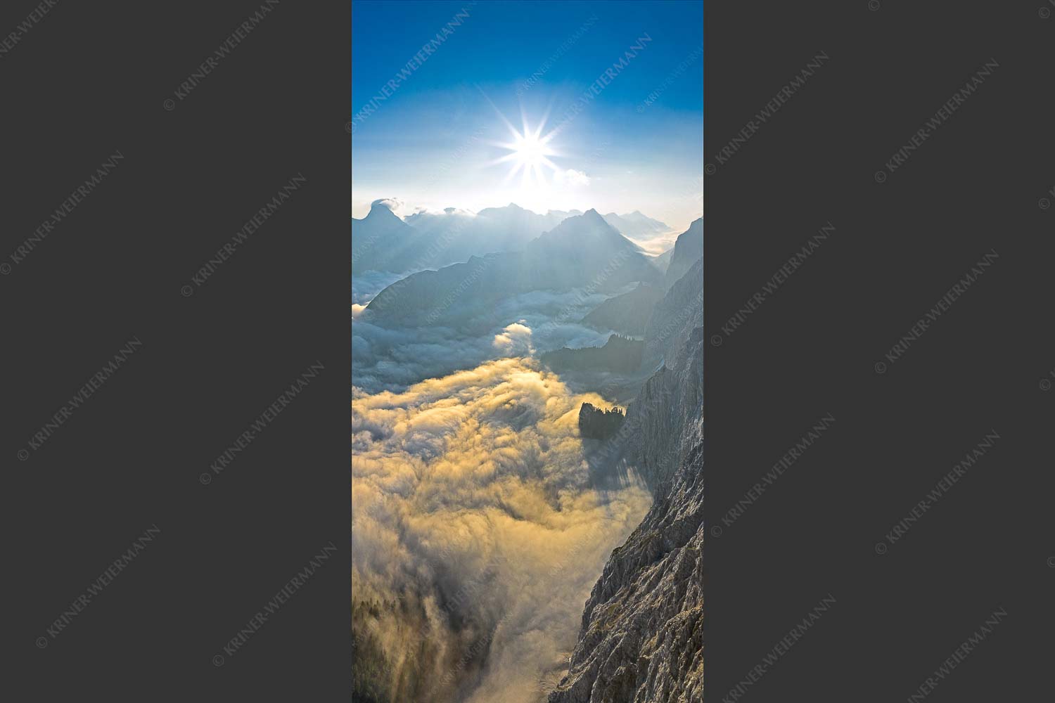 Bergsteiger auf dem Gipfel der Kaskarspitze blickt ins Karwendelgebirge - Der Mensch ist klein 1:2  -- Kaskarspitze im Karwendel - mehr Infos bei www.Kriner-Weiermann.de
