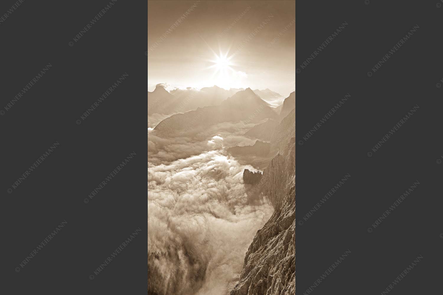 Bergsteiger auf dem Gipfel der Kaskarspitze blickt ins Karwendelgebirge - Der Mensch ist klein 1:2 sepia -- Kaskarspitze im Karwendel - mehr Infos bei www.Kriner-Weiermann.de
