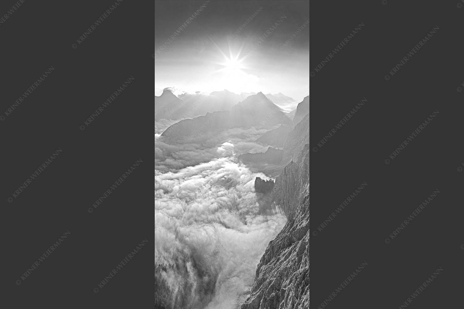 Bergsteiger auf dem Gipfel der Kaskarspitze blickt ins Karwendelgebirge - Der Mensch ist klein 1:2 sw -- Kaskarspitze im Karwendel - mehr Infos bei www.Kriner-Weiermann.de