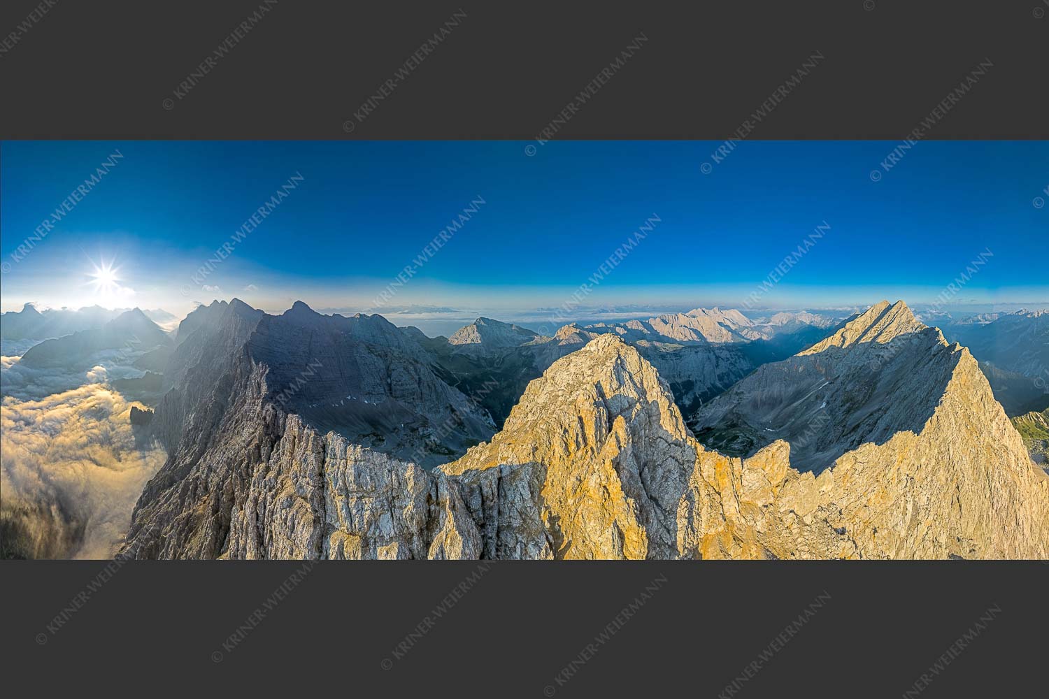 Bergsteiger auf dem Gipfel der Kaskarspitze blickt ins Karwendelgebirge - Der Mensch ist klein 2,5:1  -- Kaskarspitze im Karwendel - mehr Infos bei www.Kriner-Weiermann.de