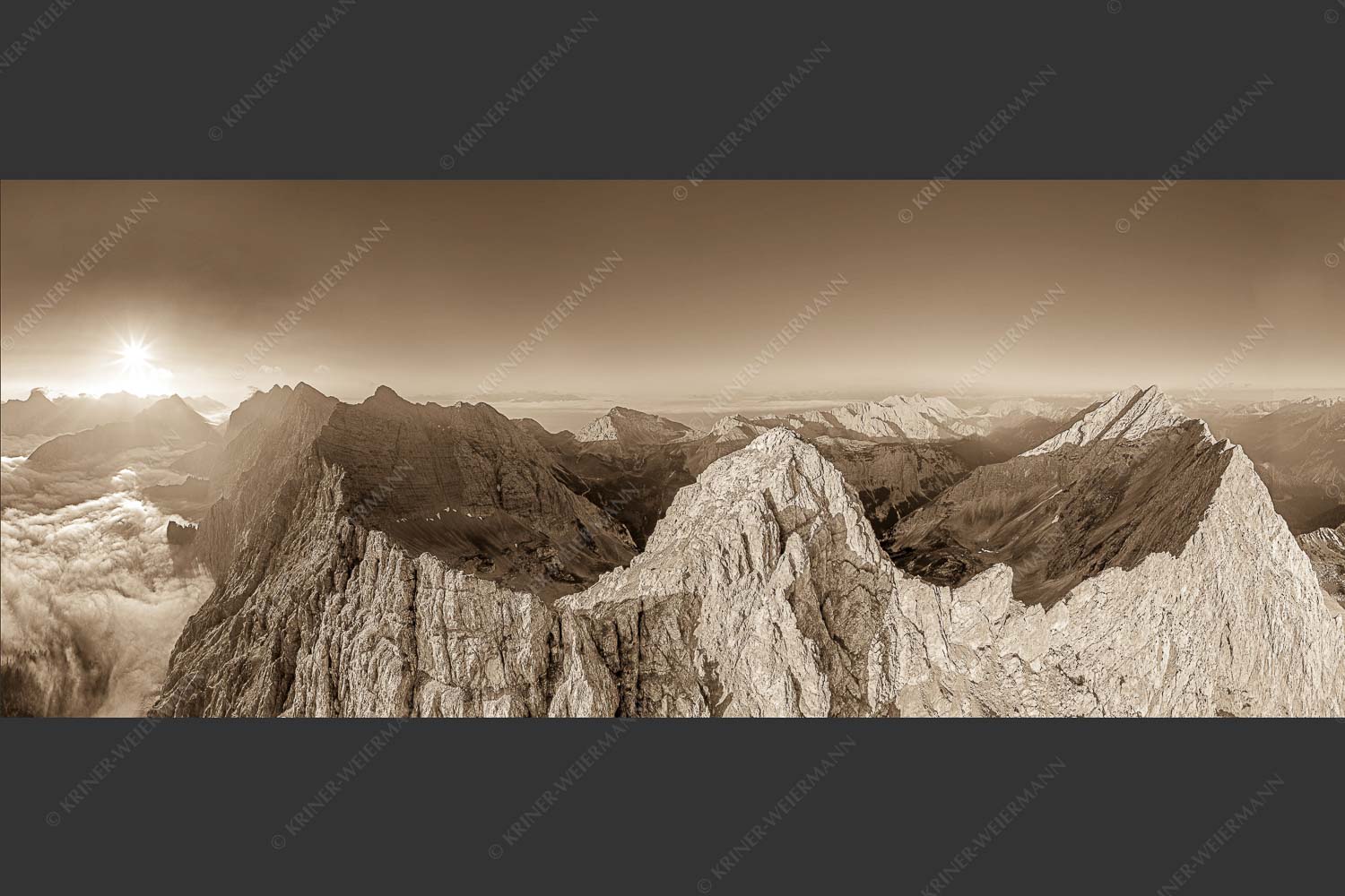Bergsteiger auf dem Gipfel der Kaskarspitze blickt ins Karwendelgebirge - Der Mensch ist klein 2,5:1 sepia -- Kaskarspitze im Karwendel - mehr Infos bei www.Kriner-Weiermann.de