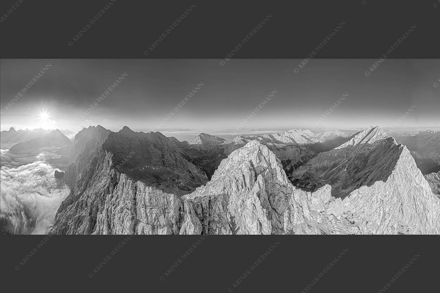 Bergsteiger auf dem Gipfel der Kaskarspitze blickt ins Karwendelgebirge - Der Mensch ist klein 2,5:1 sw -- Kaskarspitze im Karwendel - mehr Infos bei www.Kriner-Weiermann.de