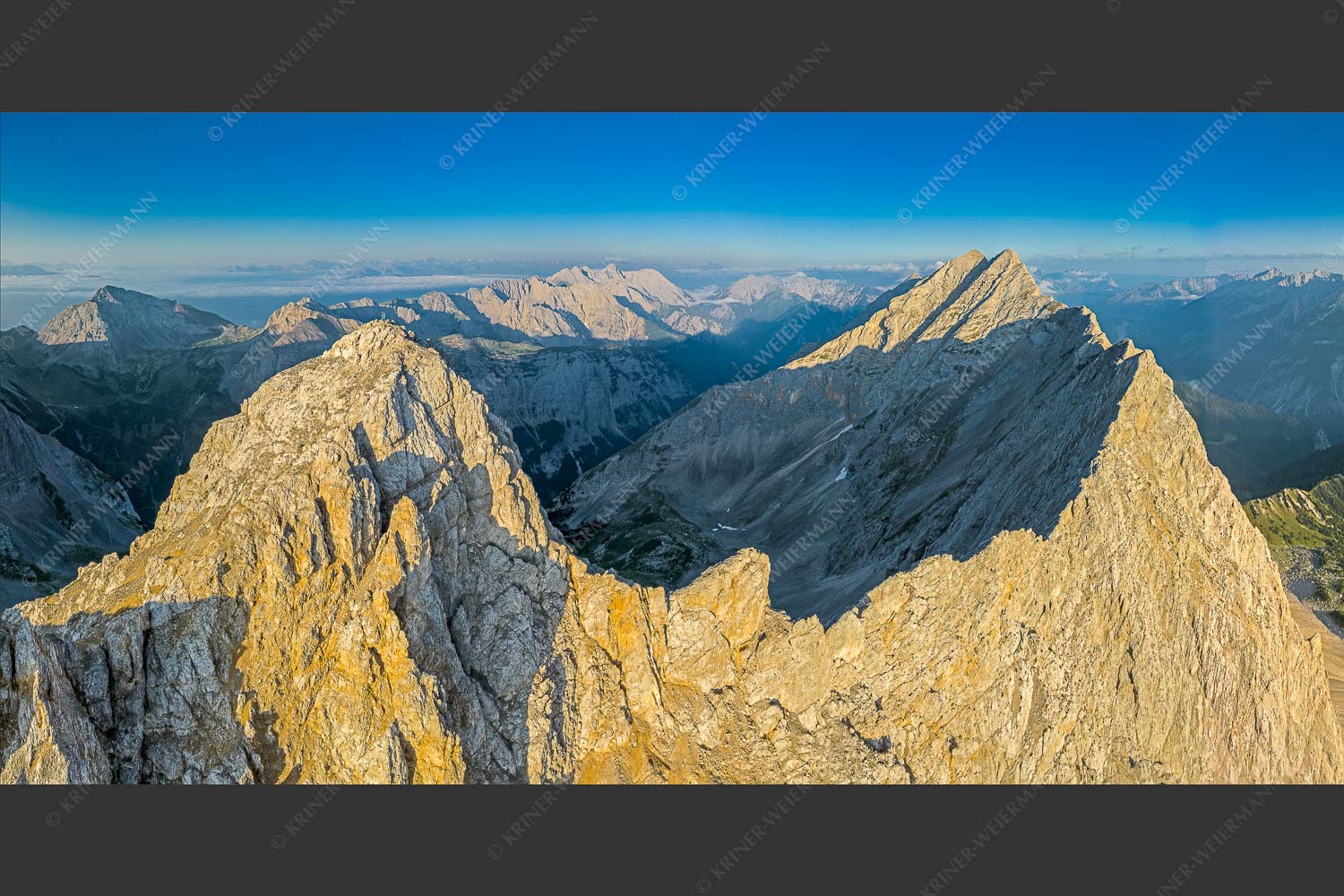 Bergsteiger auf dem Gipfel der Kaskarspitze blickt ins Karwendelgebirge - Der Mensch ist klein 2:1  -- Kaskarspitze im Karwendel - mehr Infos bei www.Kriner-Weiermann.de