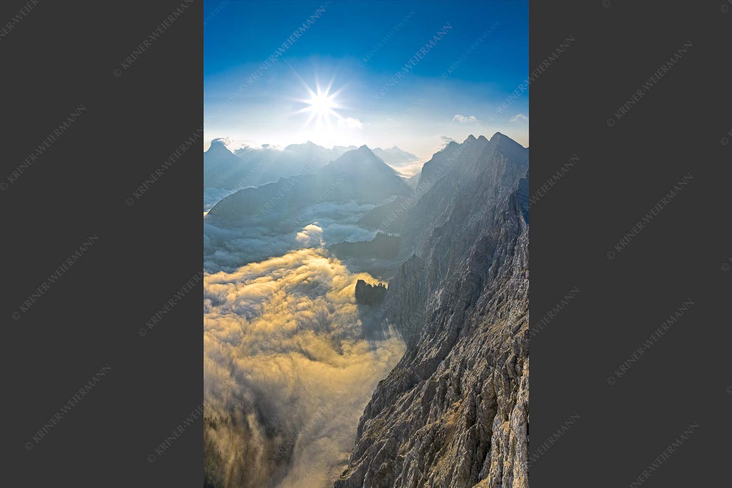 Bergsteiger auf dem Gipfel der Kaskarspitze blickt ins Karwendelgebirge - Der Mensch ist klein 2:3  -- Kaskarspitze im Karwendel - mehr Infos bei www.Kriner-Weiermann.de