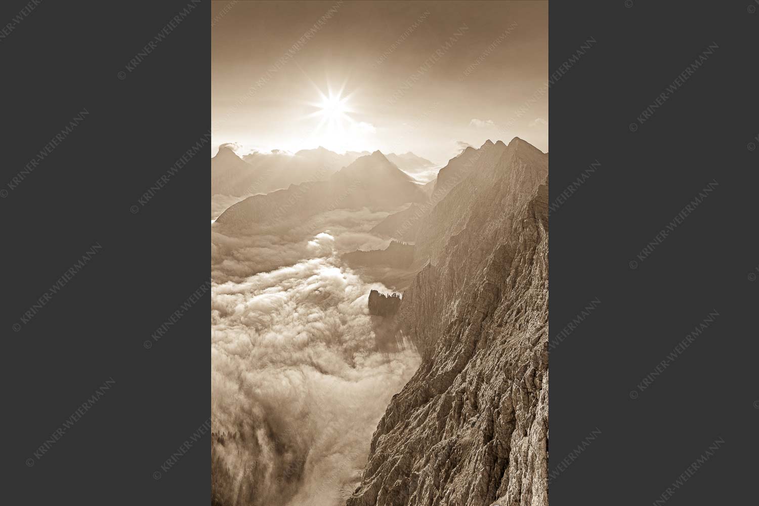 Bergsteiger auf dem Gipfel der Kaskarspitze blickt ins Karwendelgebirge - Der Mensch ist klein 2:3 sepia -- Kaskarspitze im Karwendel - mehr Infos bei www.Kriner-Weiermann.de