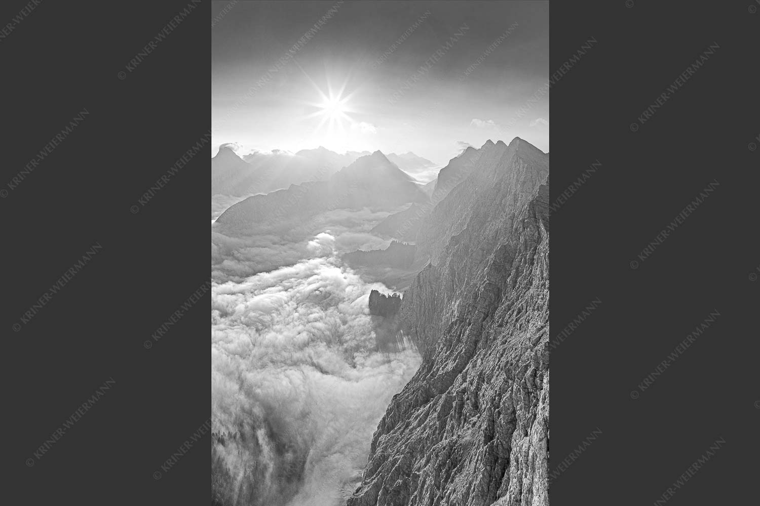 Bergsteiger auf dem Gipfel der Kaskarspitze blickt ins Karwendelgebirge - Der Mensch ist klein 2:3 sw -- Kaskarspitze im Karwendel - mehr Infos bei www.Kriner-Weiermann.de