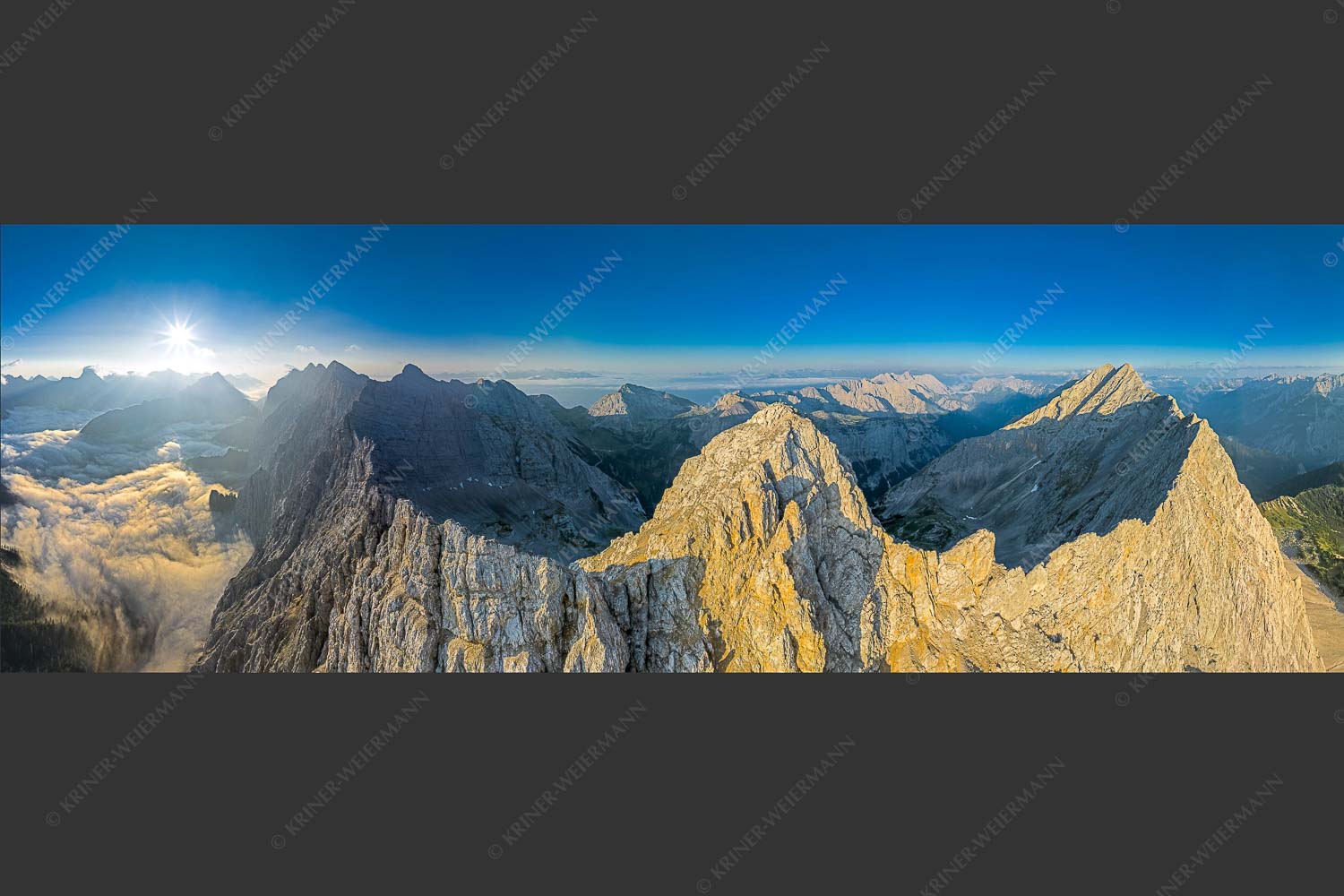 Bergsteiger auf dem Gipfel der Kaskarspitze blickt ins Karwendelgebirge - Der Mensch ist klein 3:1  -- Kaskarspitze im Karwendel - mehr Infos bei www.Kriner-Weiermann.de