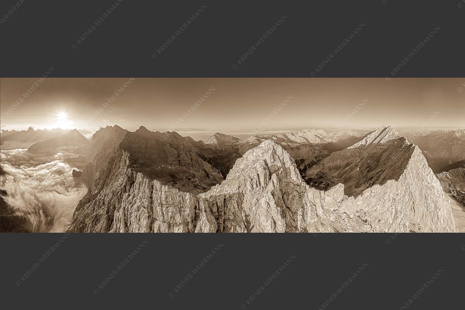 Bergsteiger auf dem Gipfel der Kaskarspitze blickt ins Karwendelgebirge - Der Mensch ist klein 3:1 sepia -- Kaskarspitze im Karwendel - mehr Infos bei www.Kriner-Weiermann.de