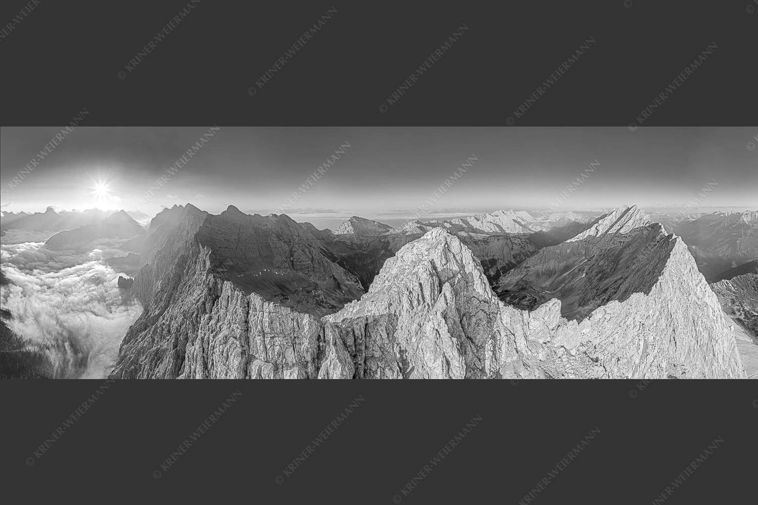 Bergsteiger auf dem Gipfel der Kaskarspitze blickt ins Karwendelgebirge - Der Mensch ist klein 3:1 sw -- Kaskarspitze im Karwendel - mehr Infos bei www.Kriner-Weiermann.de