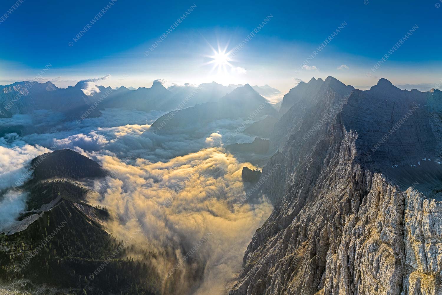 Bergsteiger auf dem Gipfel der Kaskarspitze blickt ins Karwendelgebirge - Der Mensch ist klein 3:2  -- Kaskarspitze im Karwendel - mehr Infos bei www.Kriner-Weiermann.de