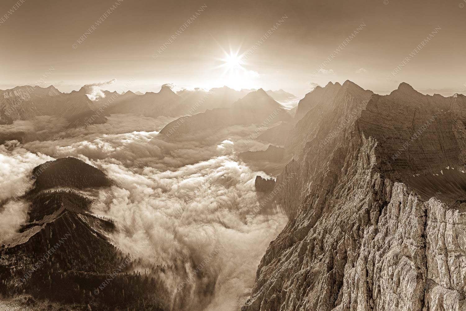 Bergsteiger auf dem Gipfel der Kaskarspitze blickt ins Karwendelgebirge - Der Mensch ist klein 3:2 sepia -- Kaskarspitze im Karwendel - mehr Infos bei www.Kriner-Weiermann.de