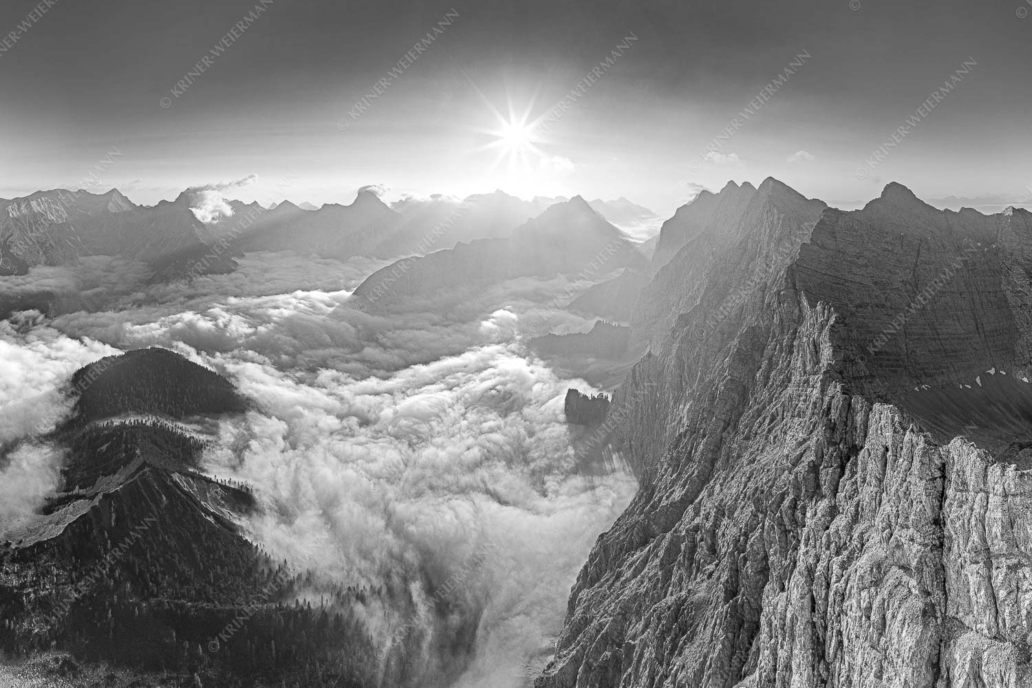 Bergsteiger auf dem Gipfel der Kaskarspitze blickt ins Karwendelgebirge - Der Mensch ist klein 3:2 sw -- Kaskarspitze im Karwendel - mehr Infos bei www.Kriner-Weiermann.de
