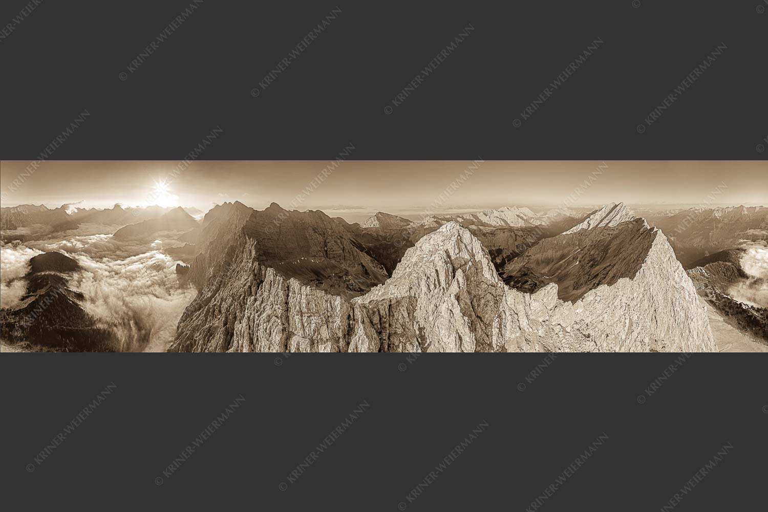 Bergsteiger auf dem Gipfel der Kaskarspitze blickt ins Karwendelgebirge - Der Mensch ist klein 4:1 sepia -- Kaskarspitze im Karwendel - mehr Infos bei www.Kriner-Weiermann.de