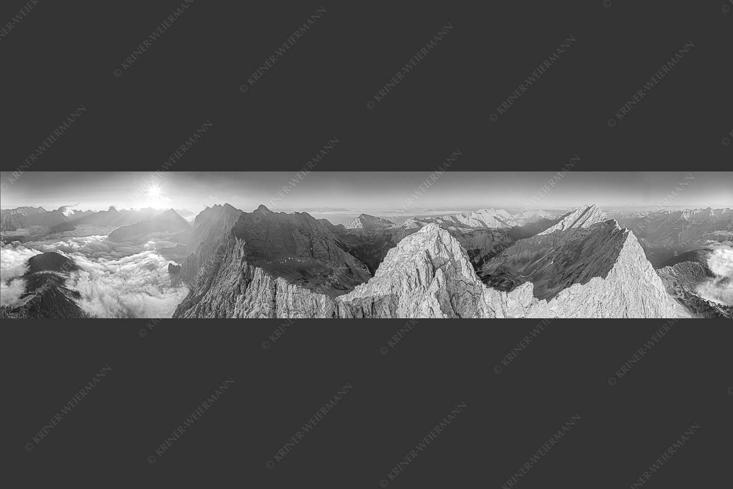 Bergsteiger auf dem Gipfel der Kaskarspitze blickt ins Karwendelgebirge - Der Mensch ist klein 5:1 sw -- Kaskarspitze im Karwendel - mehr Infos bei www.Kriner-Weiermann.de