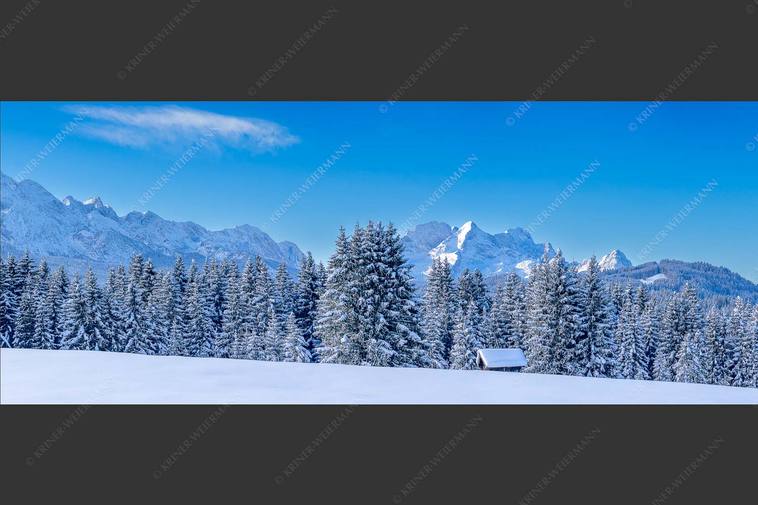Blick zum Wettersteingebirge mit Zugspitzmassiv - Der Wetterstein 2,5:1  -- Winter Wald und Heustadel - mehr Infos bei www.Kriner-Weiermann.de