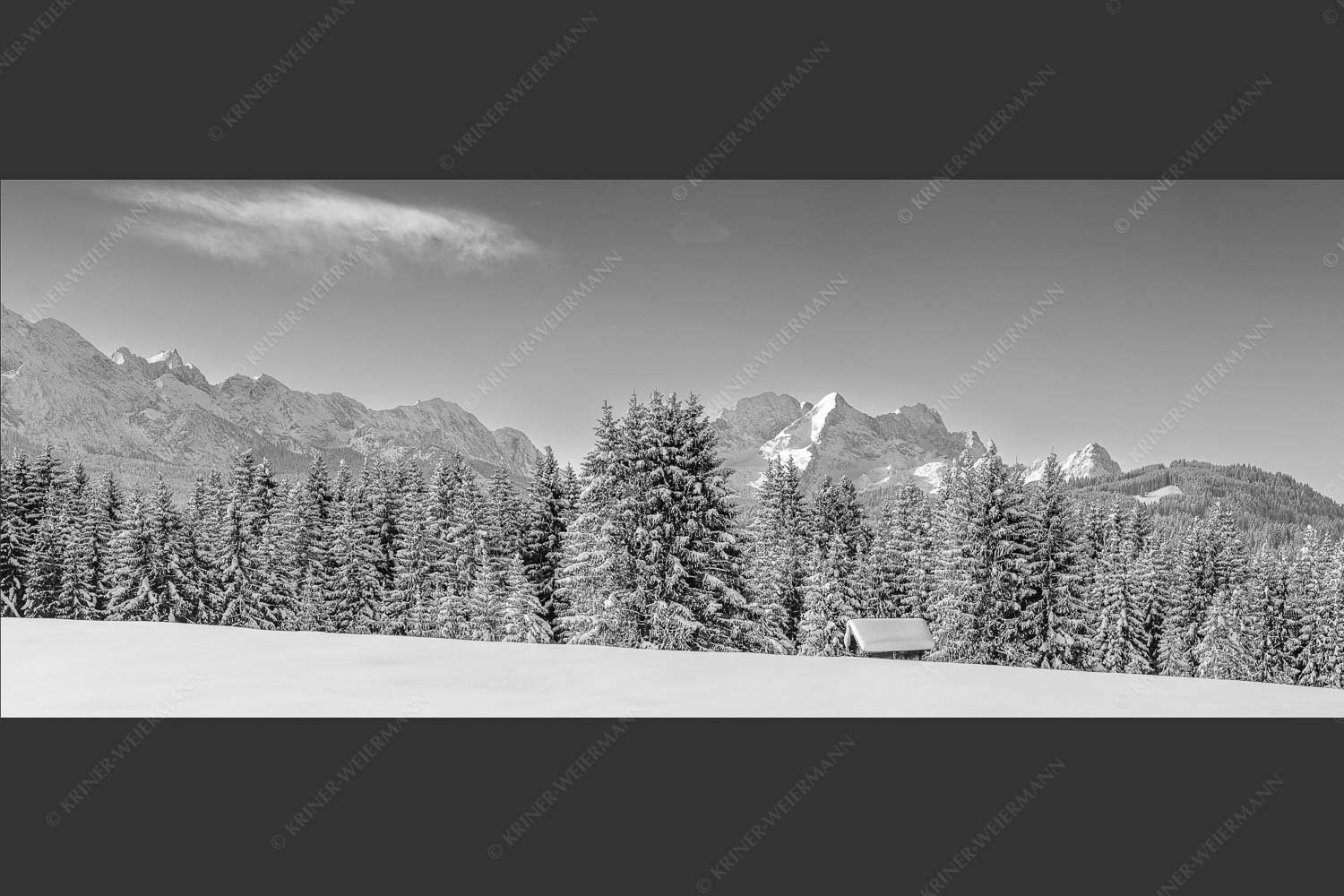 Blick zum Wettersteingebirge mit Zugspitzmassiv - Der Wetterstein 2,5:1 sw -- Winter Wald und Heustadel - mehr Infos bei www.Kriner-Weiermann.de