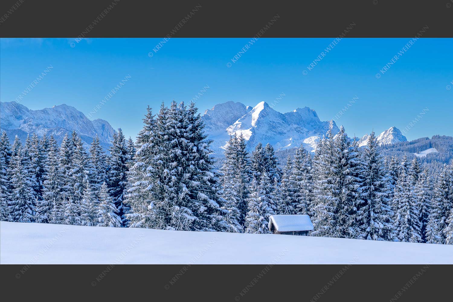 Blick zum Wettersteingebirge mit Zugspitzmassiv - Der Wetterstein 2:1  -- Winter Wald und Heustadel - mehr Infos bei www.Kriner-Weiermann.de