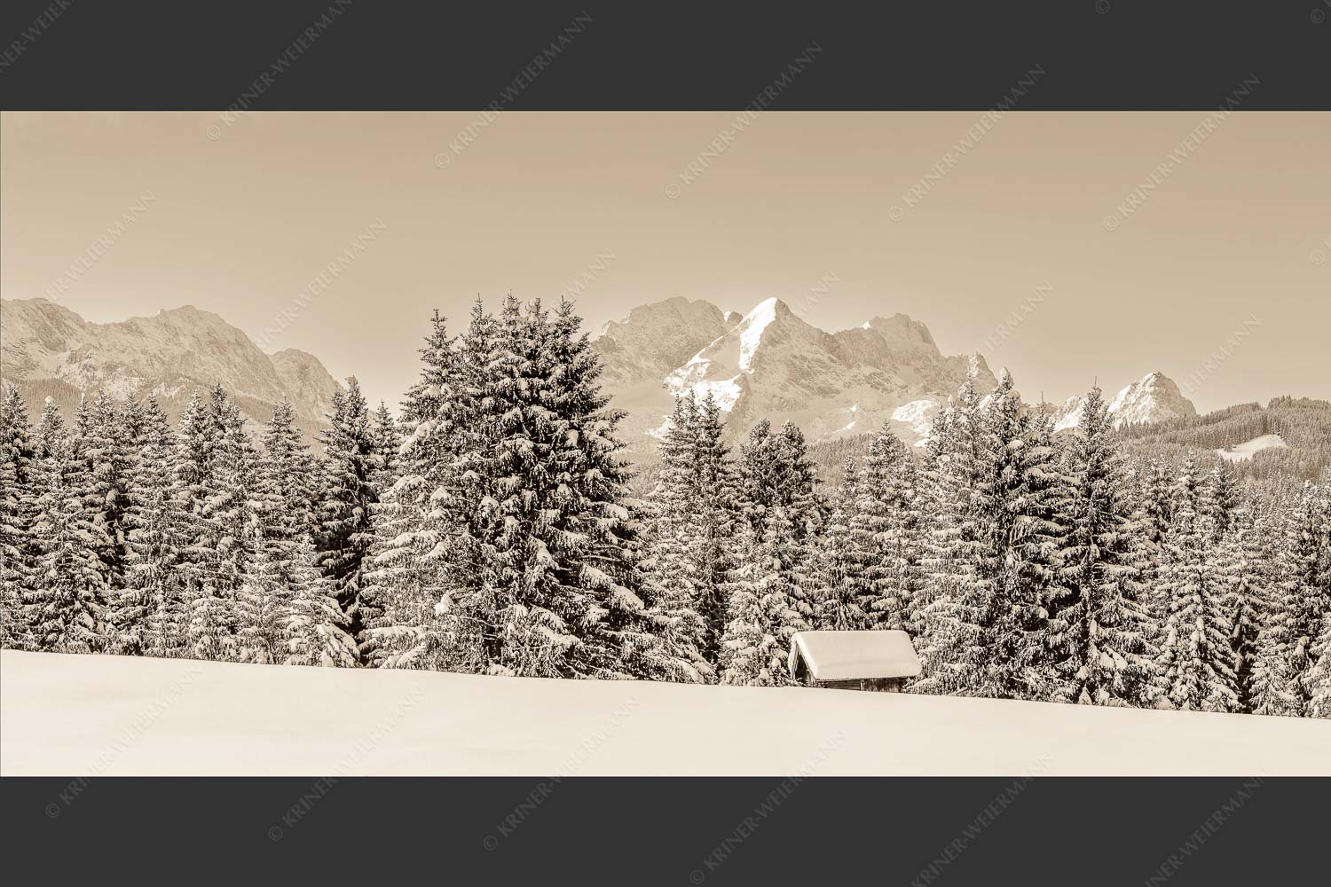 Blick zum Wettersteingebirge mit Zugspitzmassiv - Der Wetterstein 2:1 sepia -- Winter Wald und Heustadel - mehr Infos bei www.Kriner-Weiermann.de