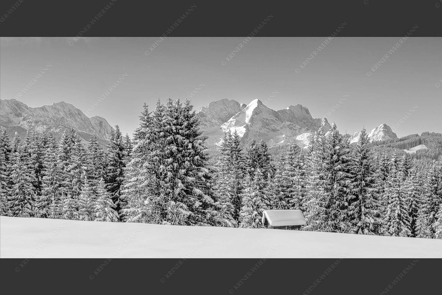 Blick zum Wettersteingebirge mit Zugspitzmassiv - Der Wetterstein 2:1 sw -- Winter Wald und Heustadel - mehr Infos bei www.Kriner-Weiermann.de