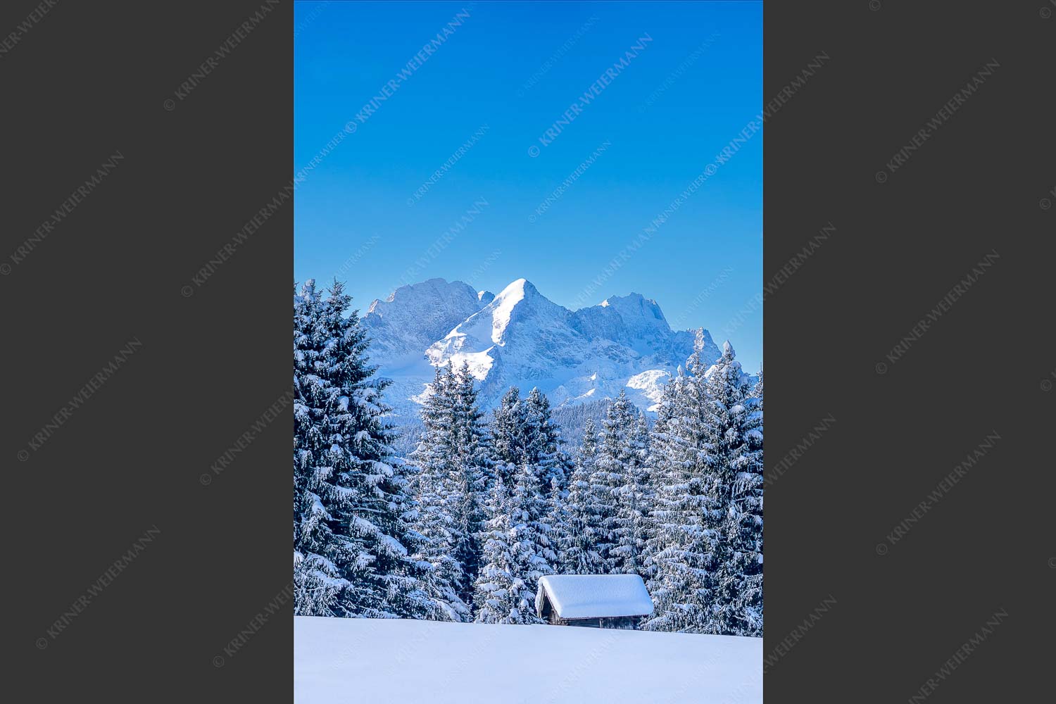 Blick zum Wettersteingebirge mit Zugspitzmassiv - Der Wetterstein 2:3  -- Winter Wald und Heustadel - mehr Infos bei www.Kriner-Weiermann.de