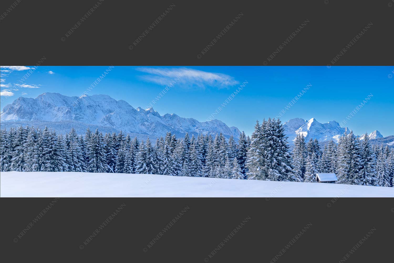 Blick zum Wettersteingebirge mit Zugspitzmassiv - Der Wetterstein 3:1  -- Winter Wald und Heustadel - mehr Infos bei www.Kriner-Weiermann.de