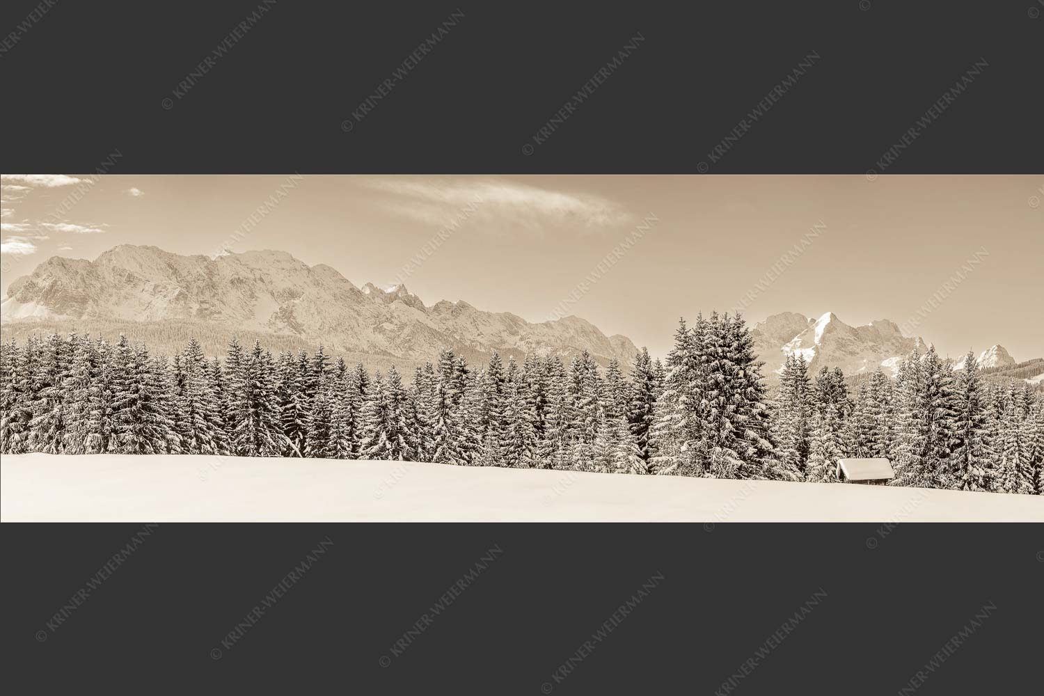 Blick zum Wettersteingebirge mit Zugspitzmassiv - Der Wetterstein 3:1 sepia -- Winter Wald und Heustadel - mehr Infos bei www.Kriner-Weiermann.de
