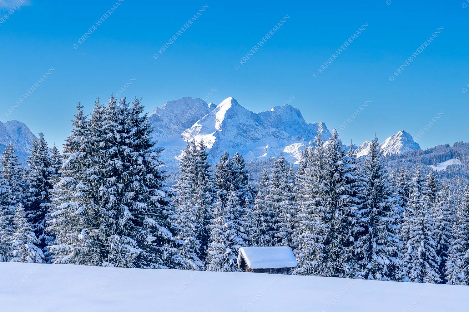 Blick zum Wettersteingebirge mit Zugspitzmassiv - Der Wetterstein 3:2  -- Winter Wald und Heustadel - mehr Infos bei www.Kriner-Weiermann.de