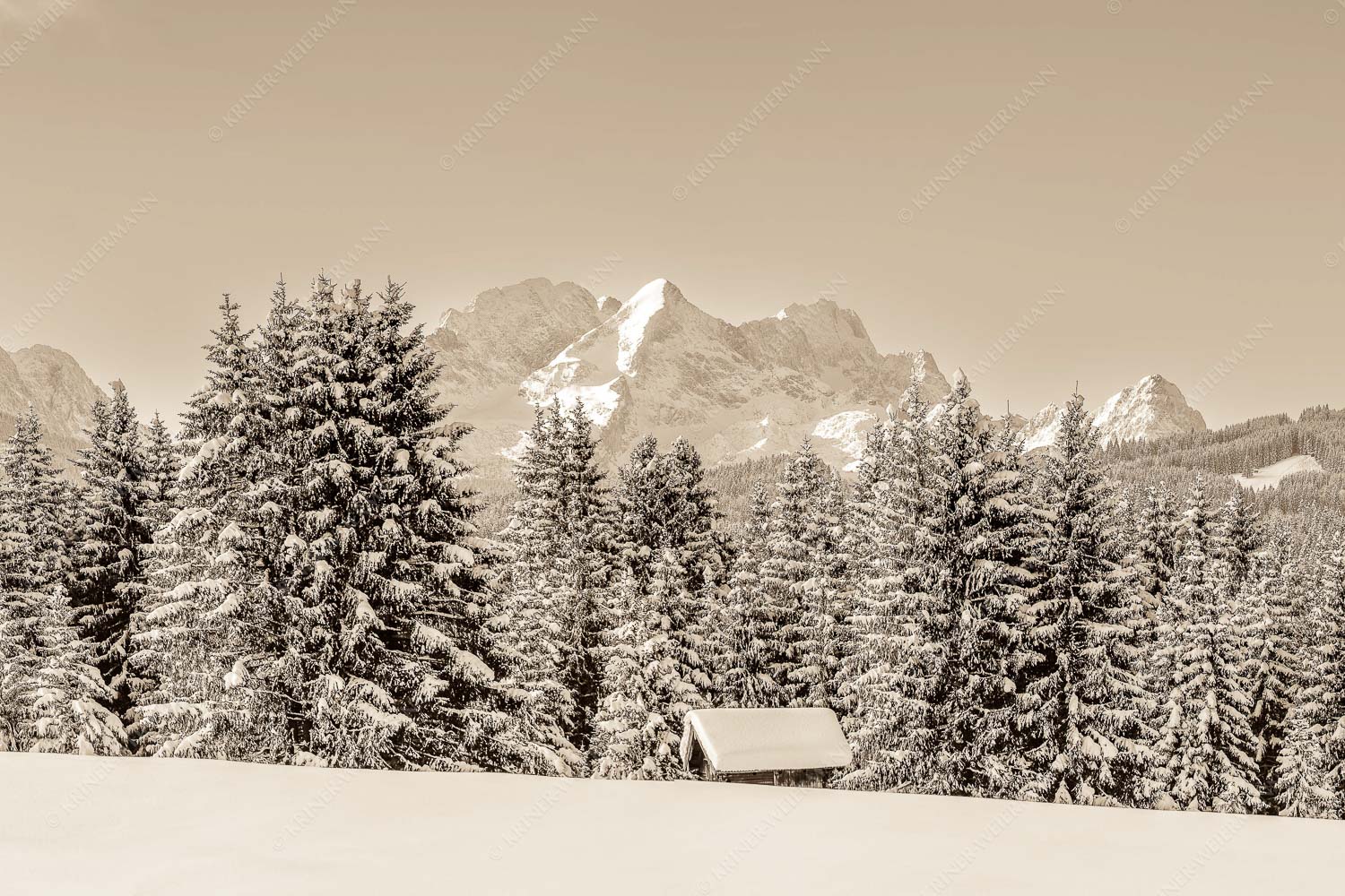 Blick zum Wettersteingebirge mit Zugspitzmassiv - Der Wetterstein 3:2 sepia -- Winter Wald und Heustadel - mehr Infos bei www.Kriner-Weiermann.de