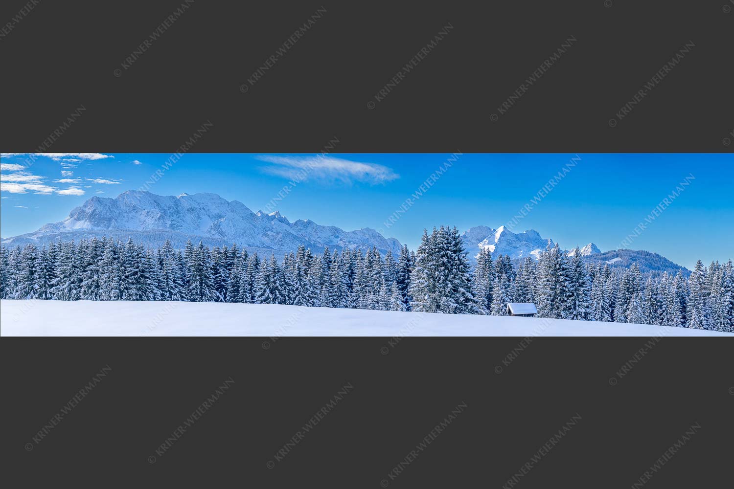 Blick zum Wettersteingebirge mit Zugspitzmassiv - Der Wetterstein 4:1  -- Winter Wald und Heustadel - mehr Infos bei www.Kriner-Weiermann.de