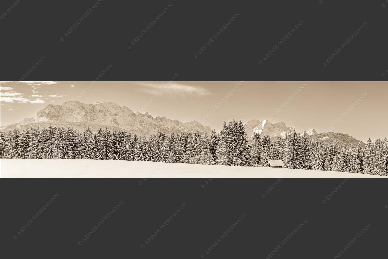 Blick zum Wettersteingebirge mit Zugspitzmassiv - Der Wetterstein 4:1 sepia -- Winter Wald und Heustadel - mehr Infos bei www.Kriner-Weiermann.de