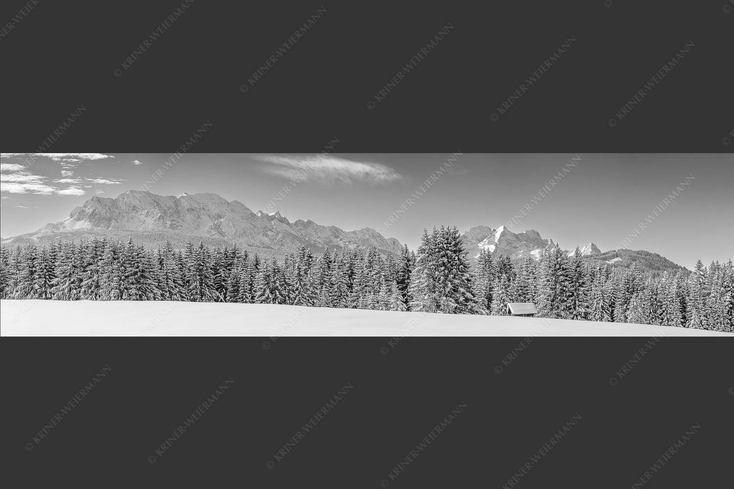 Blick zum Wettersteingebirge mit Zugspitzmassiv - Der Wetterstein 4:1 sw -- Winter Wald und Heustadel - mehr Infos bei www.Kriner-Weiermann.de