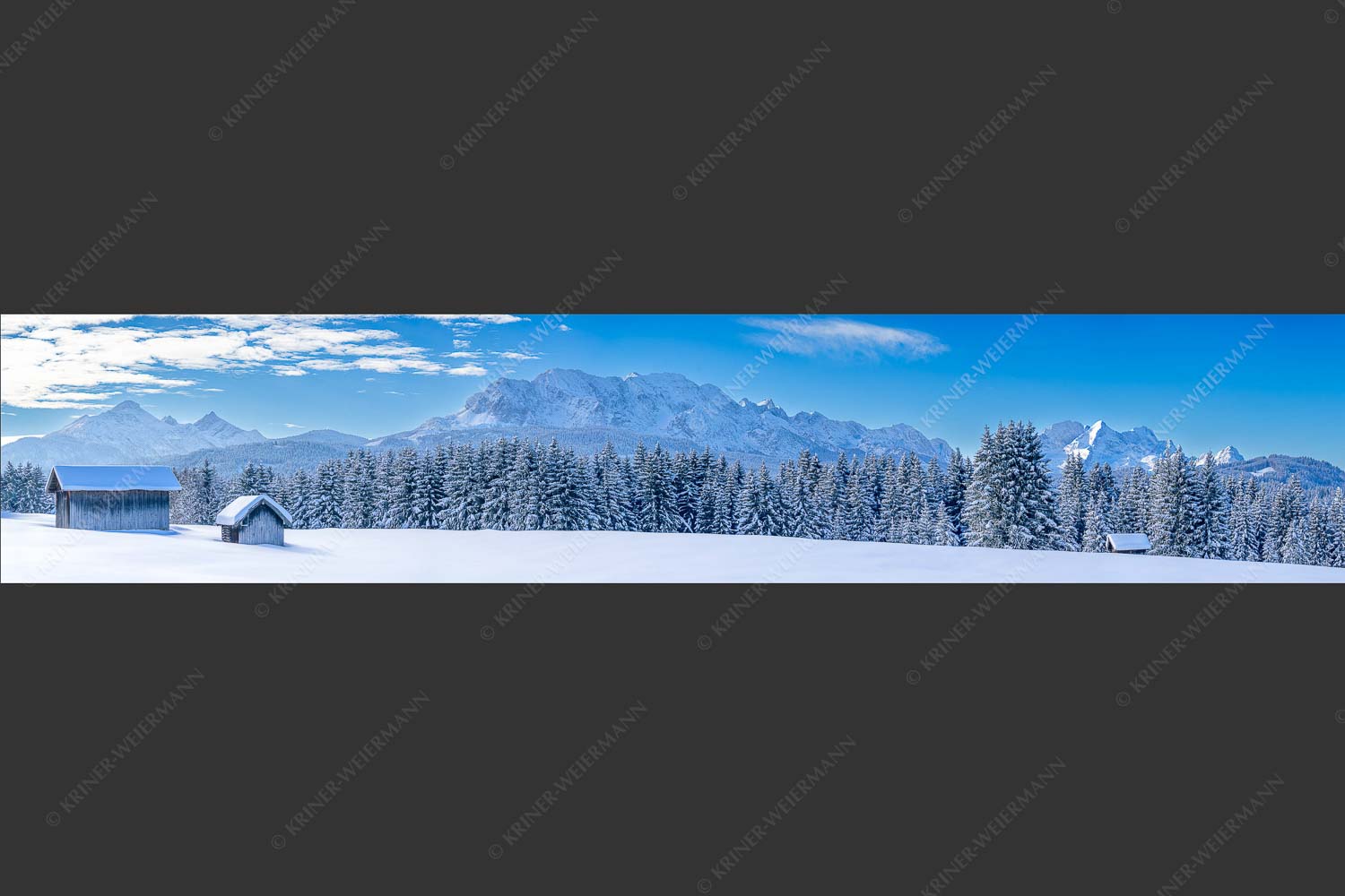 Blick zum Wettersteingebirge mit Zugspitzmassiv - Der Wetterstein 5:1  -- Winter Wald und Heustadel - mehr Infos bei www.Kriner-Weiermann.de