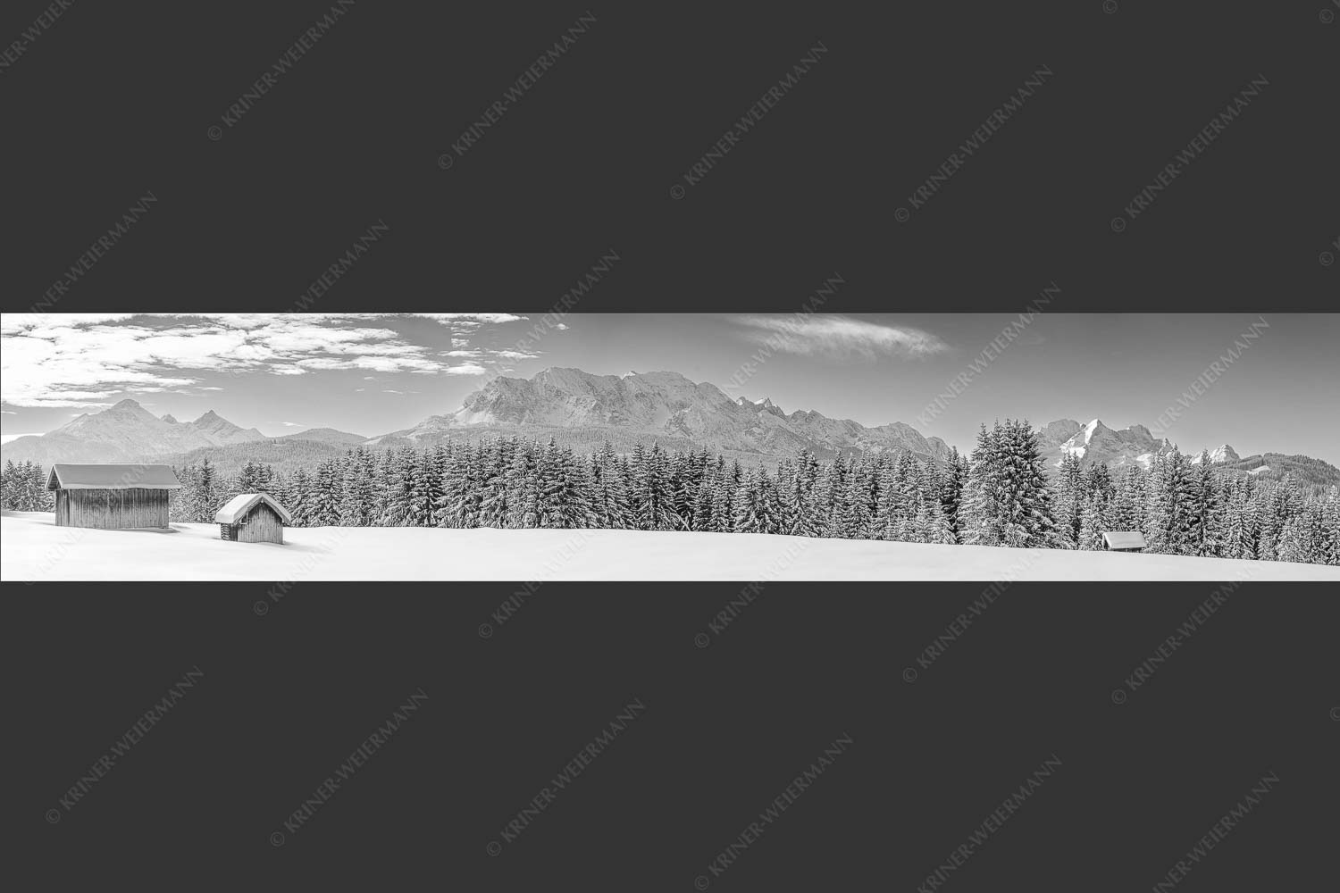 Blick zum Wettersteingebirge mit Zugspitzmassiv - Der Wetterstein 5:1 sw -- Winter Wald und Heustadel - mehr Infos bei www.Kriner-Weiermann.de